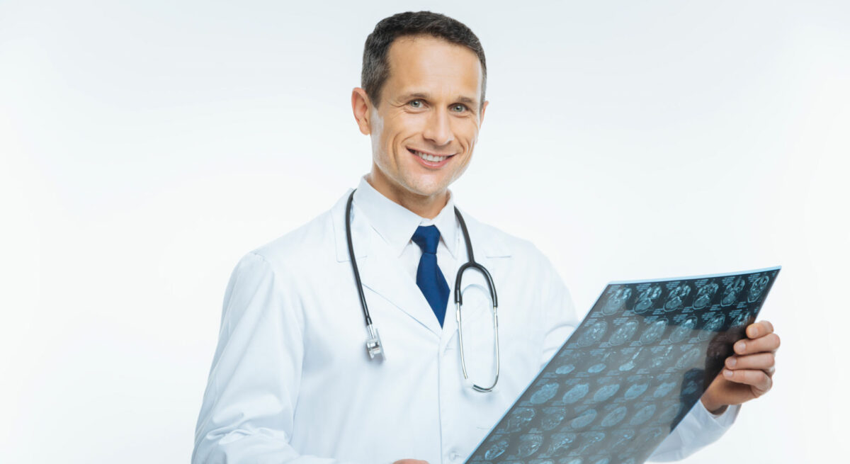O que faz o médico radiologista e como é sua formação? - Dra. Daniela ...