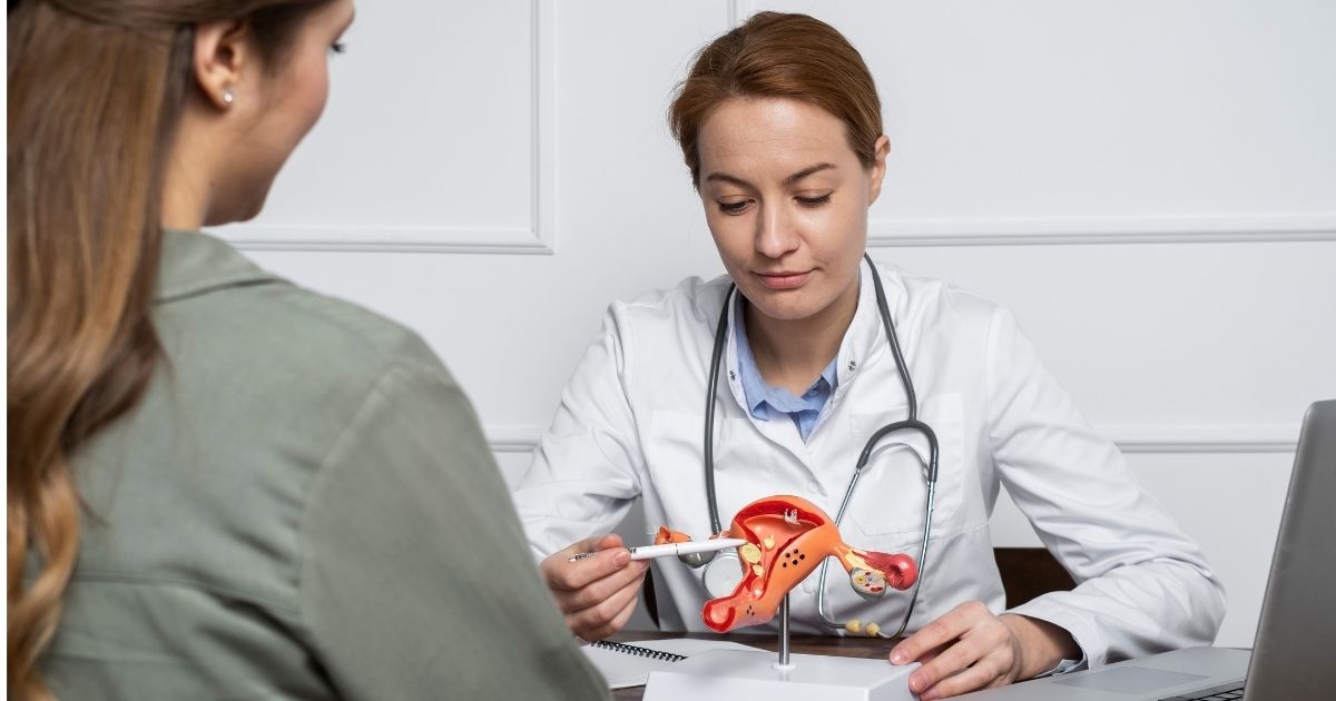 médica em consulta ginecológica